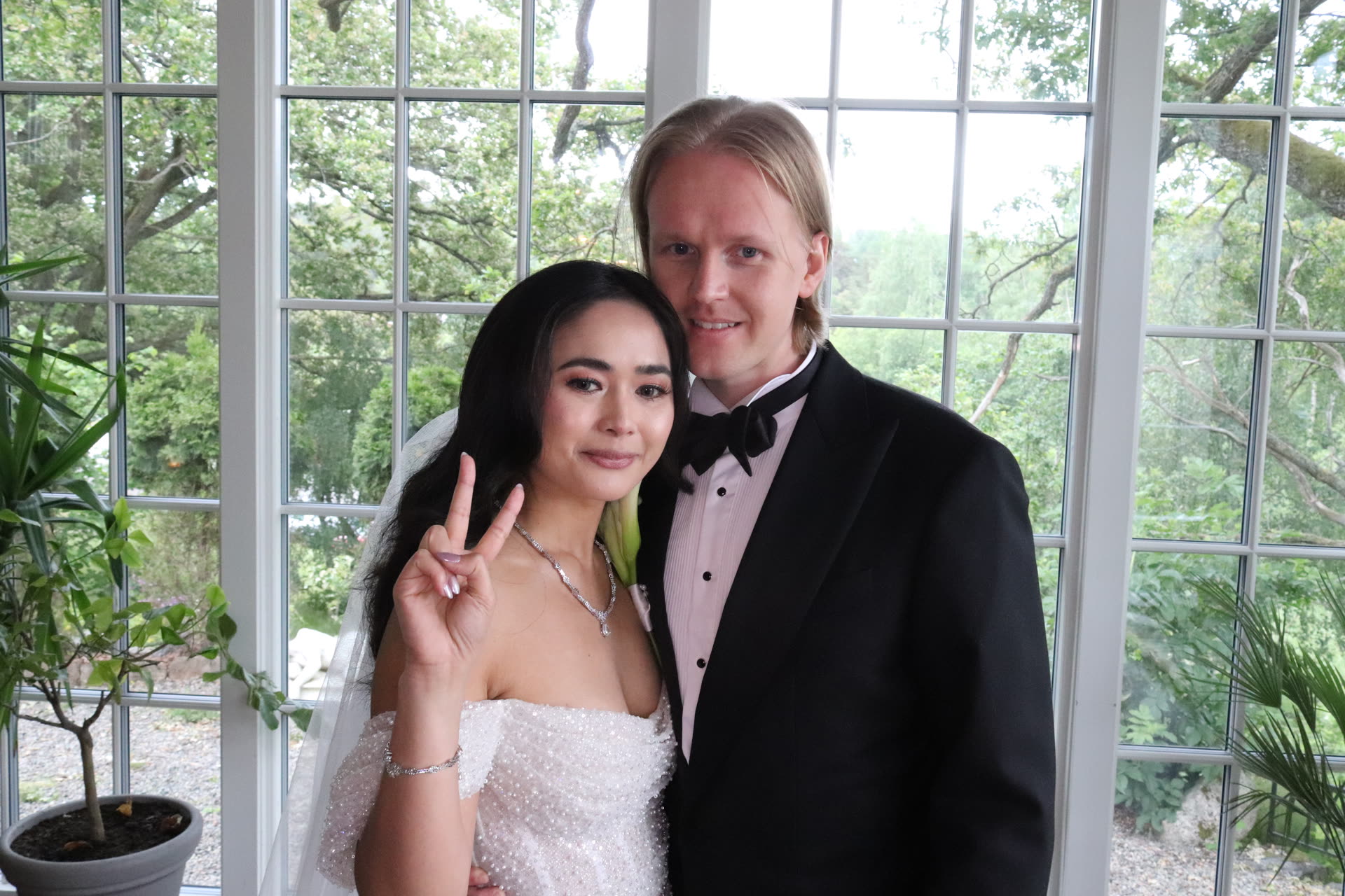 Gäster som skrattar i Partypix fotobås